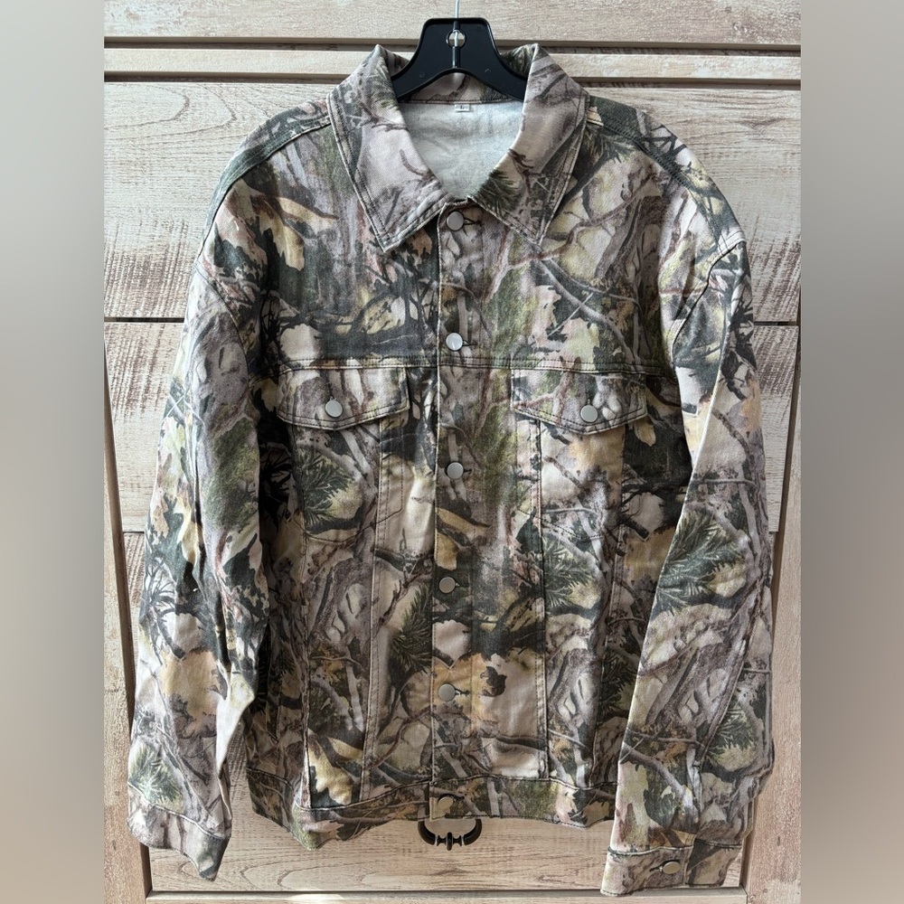 NWOT
Men’s camo denim button up jacket